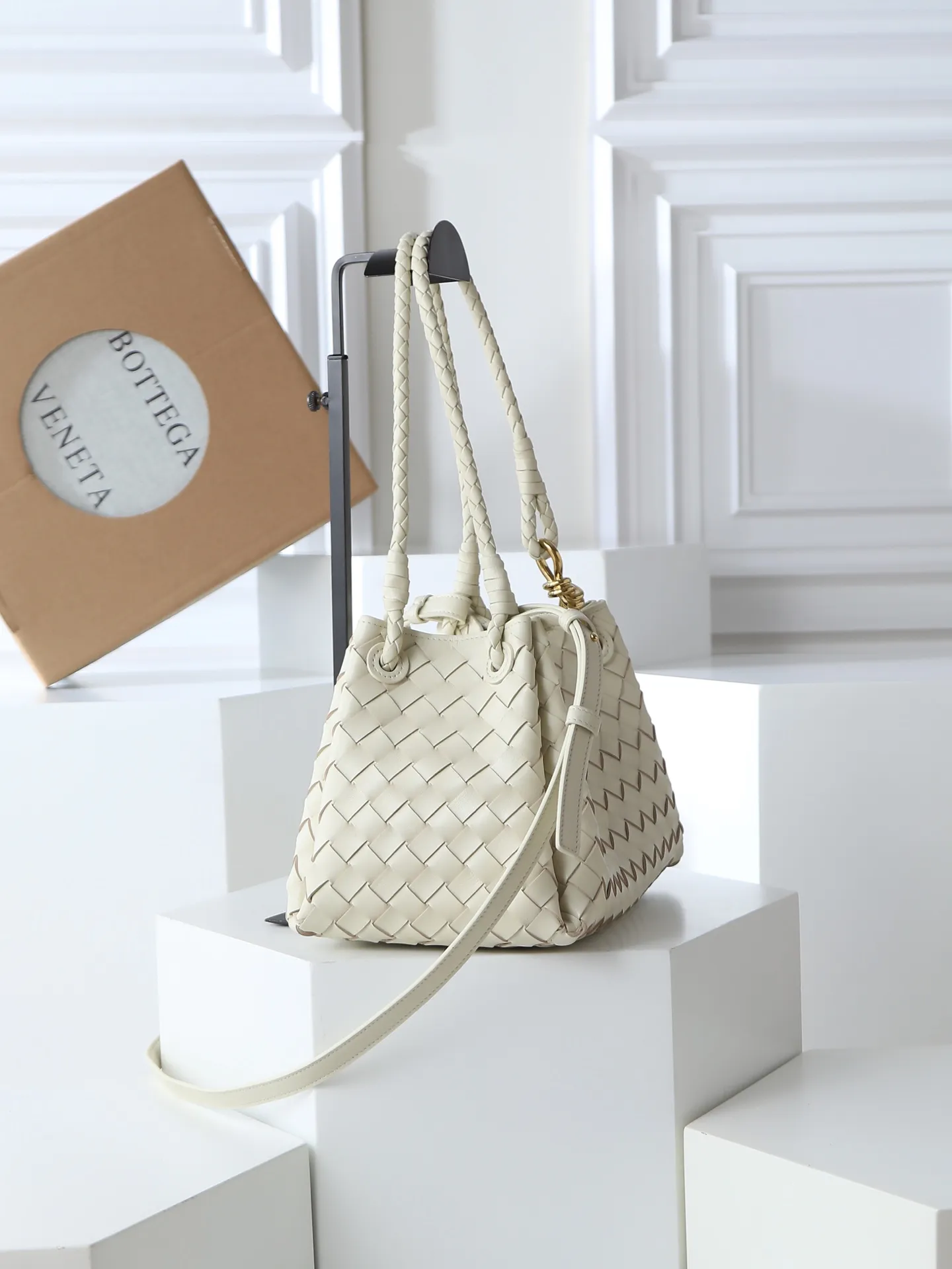1300. BV's new intrecciato woven leather shoulder bag 🪂 835921 comes with a detachable diagonal shoulder strap and comes with a mini bag inside. The appearance retains the unique design of BV woven leather. The parachute bag is a bag that makes people fall in love before seeing the real thing. The small golden knot embellishment is full of simple and high-end sense to meet your needs in different occasions. Size: 29.5X18.5X17.5cm